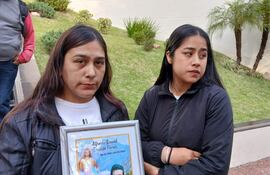 La hermana y la pareja del trabajador de delivery asesinado en el barrio San Francisco.