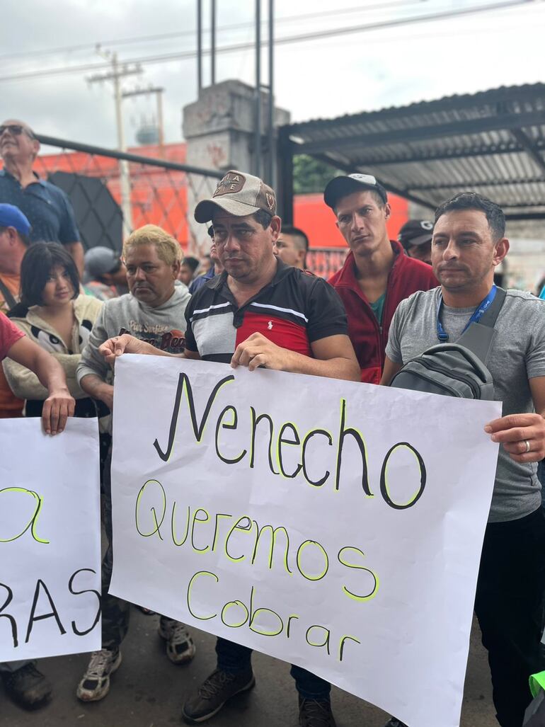 Manifestación de funcionarios de Aseo Urbano por falta de cobro de sus salarios.