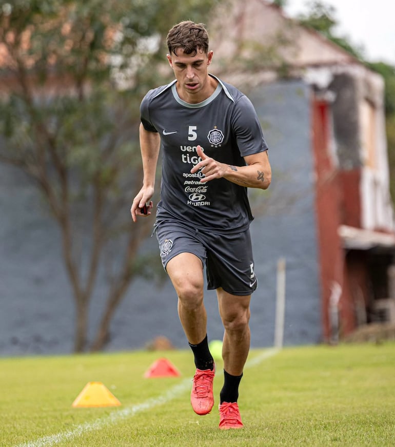 El mediocampista argentino de Olimpia, Juan Fernando Alfaro vuelve a estar a disposición de Pablo "Vitamina" Sánchez tras superar la lesión muscular.