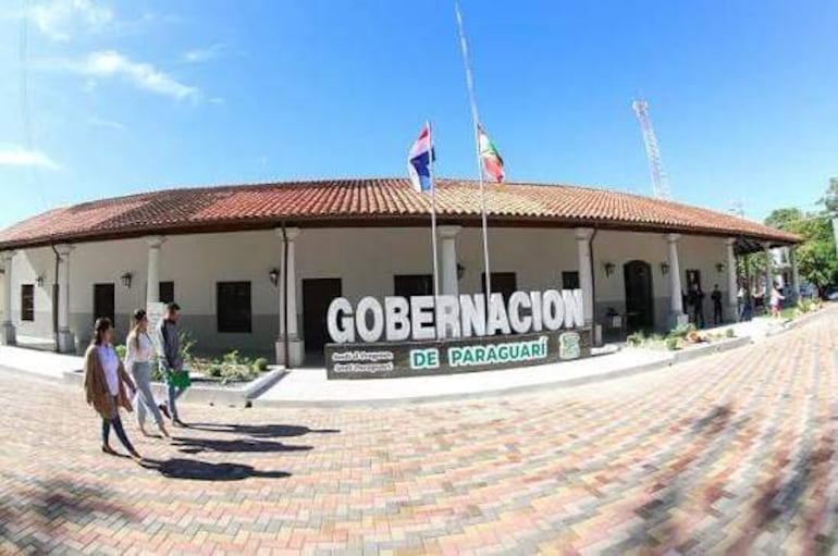 Utilizan sede de la Gobernación para reunión de líderes políticos cartistas.