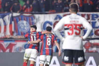 El paraguayo Adam Bareiro (i), jugador de de San Lorenzo de Almagro, celebra un gol en el partido contra Sao Paulo por los octavos de final de la Copa Sudamericana en el estadio Pedro Bidegain, en Buenos Aires, Argentina.