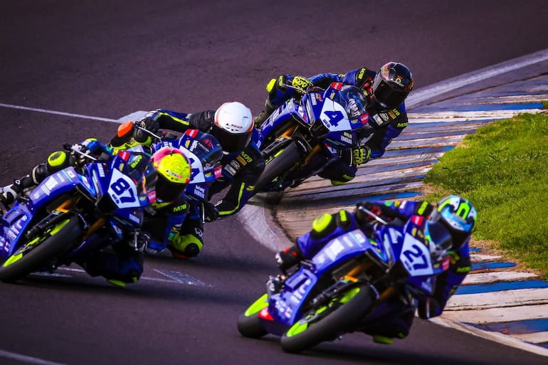 Pedro Valiente (#4) realiza una maniobra en una de las carreras del fin de semana.
