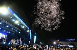 Fernando de la Mora festejó sus 87 años con una presencia multitudinaria y artistas nacionales de primer nivel.