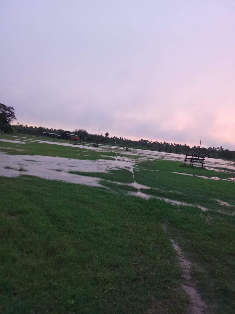 Paisaje inundado en campo ganadero, en la zona de Fuerte Olimpo.