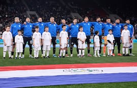 Los integrantes del equipo albirrojo entonando el himno nacional paraguayo, previo al duelo amistoso ante Grecia, disputado en Atenas.