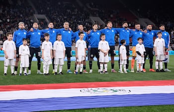 Los integrantes del equipo albirrojo entonando el himno nacional paraguayo, previo al duelo amistoso ante Grecia, disputado en Atenas.