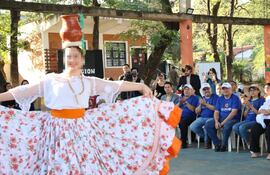 El ministro de Educación, Luis Ramírez, presencia un acto artístico del programa "Escuelas Abiertas" del MEC.