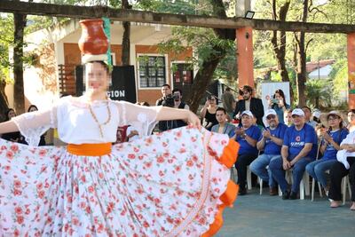 El ministro de Educación, Luis Ramírez, presencia un acto artístico del programa "Escuelas Abiertas" del MEC.