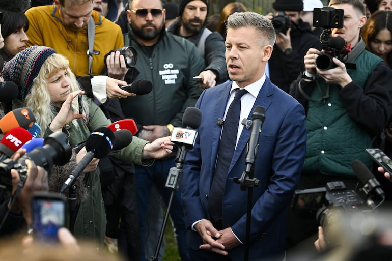 El presidente del opositor Partido Tisza, Peter Magyar (centro), habla con los medios tras emitir su voto en un colegio electoral durante las elecciones generales en Budapest, Hungría, el 12 de abril de 2026.