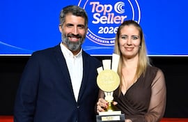 Cipriano Sáenz y Adriana Giménez con el premio de De La Costa.