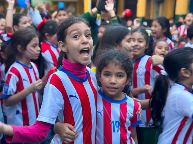 Niños de distintas instituciones educativas viven la fiebre albirroja en la previa del partido de amistoso de este viernes antes del viaje para la Copa del Mundo.