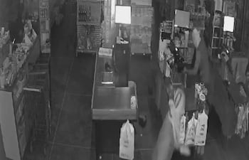 En menos de un minuto, los delincuentes se apoderaron de tres cajas registradoras y se dieron a la fuga.