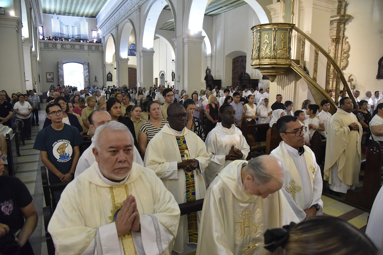 Unos 120 sacerdotes de la arquidiócesis renovaron sus votos durante la misa crismal de este Jueves Santo, en la Catedral Metropolitana de Asunción.