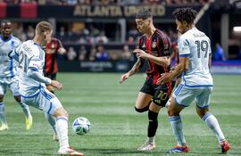 ATLANTA (United States), 23/02/2025.- Atlanta United midfielder Miguel Almiron (C) in action against CF Montreal midfielder Fabian Herbers (L) and CF Montreal midfielder Nathan-Dylan Saliba (R) during the first half of a MLS soccer match between CF Montreal and Atlanta United in Atlanta, Georgia, USA, 22 February 2025. EFE/EPA/ERIK S. LESSER