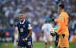 El futbolista francés Kylian Mbappé ignoró el saludo del arquero paraguayo Orlando Gill.