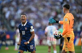 El futbolista francés Kylian Mbappé ignoró el saludo del arquero paraguayo Orlando Gill.