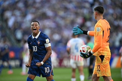 El futbolista francés Kylian Mbappé ignoró el saludo del arquero paraguayo Orlando Gill.