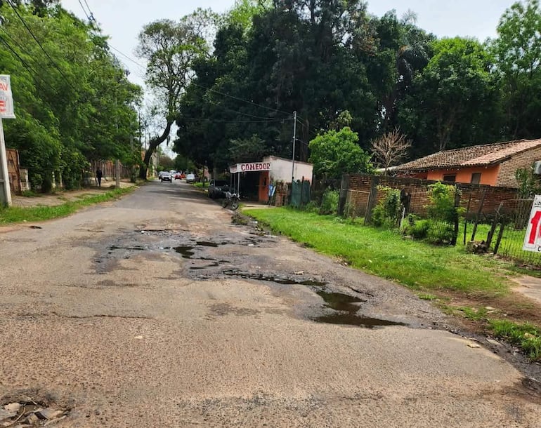 La calle 19 de Enero, de la ciudad de Paraguarí, se encuentra llena de baches y agua servida, una situación que genera constantes quejas de los pobladores.