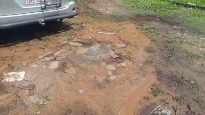 Fuga de agua en  Calle San Carlos y Arroyo Ñasaindy, Barrio Villa Virginia, Lambaré.