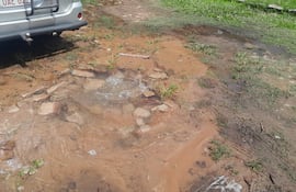 Fuga de agua en Calle San Carlos y Arroyo Ñasaindy, Barrio Villa Virginia, Lambaré.