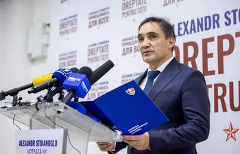 El ex Fiscal General de Moldavia y candidato a las elecciones presidenciales Alexandr Stoianoglo se dirige a los medios de comunicación durante una conferencia de prensa en la sede del Partido Socialista en Chisinau, Moldavia, el 03 de noviembre de 2024.