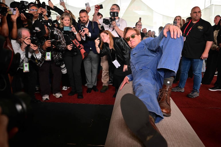 El presentador Conan O'Brien acostado en la alfombra mientras participa en el despliegue de la red carpet de la 98.ª edición de los Óscar en el Teatro Dolby, en Hollywood, California. (Frederic J. Brown / AFP)