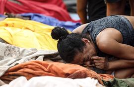 Una persona llora junto a un cuerpo este miércoles, en Río de Janeiro, Brasil.