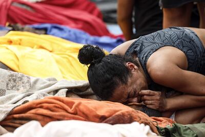 Una persona llora junto a un cuerpo este miércoles, en Río de Janeiro, Brasil.