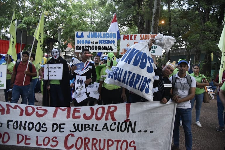 Docentes se movilizan en la plaza Uruguaya.