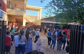 Los padres aguardan en la entrada de la escuela Cerrito para retirar a sus hijos.