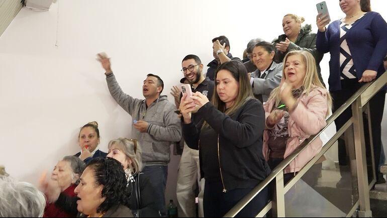 Manifestación de socios de la Asociación de Funcionarios de la Municipalidad de Asunción (Afuma) frente a la Intendencia.