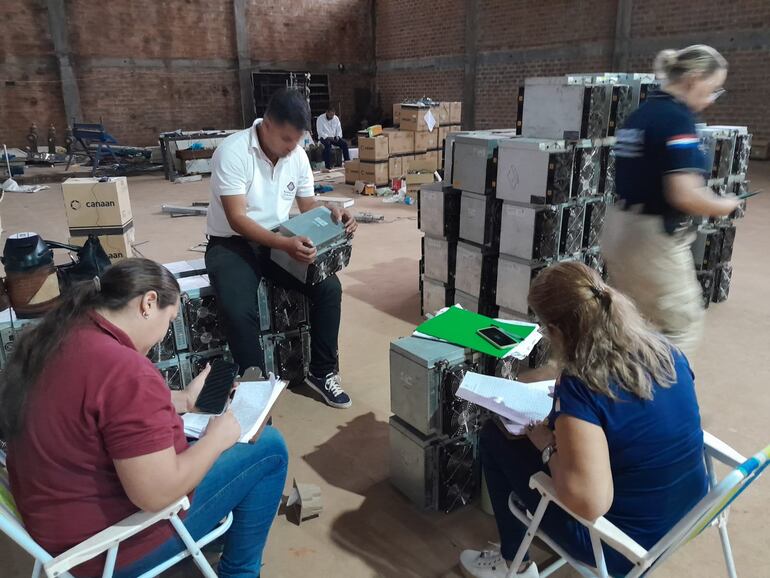 Técnicos de la ANDE desmontan una minera ilegal de criptomonedas en Quiindy, que con consumía casi la misma cantidad de energía eléctrica  que toda la ciudad.