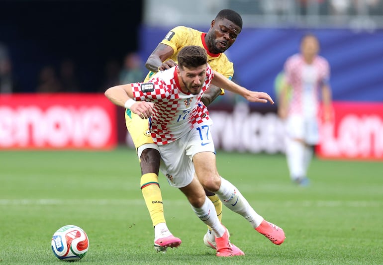 Petar Sucic intenta zafar de la pegajosa marca de Thomas Partey. 