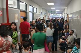Pasillos abarrotados en el Hospital San Pablo esta mañana.