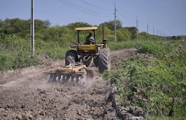 Maquinarias de la Gobernación realizan lo que pueden, sin embargo se necesitan levantes de terraplén y cuneteadas, para evitar nuevas inundaciones.