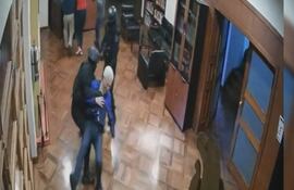 Captura de imagen de video en la que se observa a la policía ecuatoriana reaccionando contra el jefe de Cancillería de México, Roberto Canseco, durante la irrupción de las fuerzas públicas en la Embajada de México en Quito.