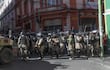 Militares permanecen frente a la sede del Gobierno de Bolivia, este miércoles en La Paz (Bolivia).