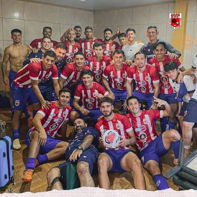 La tradicional foto grupal de los componentes del plantel de Ovetense, luego del triunfo ante Guaraní de Trinidad en Itapúa.