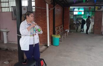 La licenciada enfermera, Avelina García, encadenada en el Centro de Salud de San Antonio.