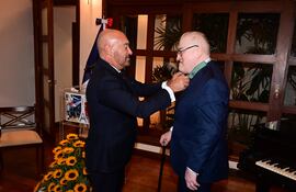 El embajador de Francia Pierre-Christian Soccoja, condecora a Nicolás Latourrette en el grado de "Commandeur".