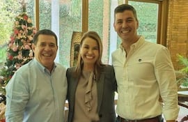 María Teresa Peralta junto a Horacio Cartes y Santiago Peña. (Foto de archivo).