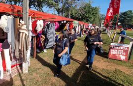 Turistas observando los trabajos artesanales en el festival del Ovecha Rague Música y Artesanía.