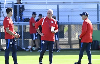 Gustavo Alfaro al centro armando el entrenamiento del domingo en San José, California.