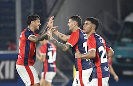 Los futbolistas de Cerro Porteño festejan un gol en el partido frente a San Lorenzo por la fecha 13 del torneo Apertura 2026 de la Primera División de Paraguay en el estadio La Nueva Olla, en Asunción, Paraguay.