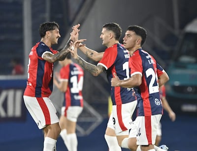 Los futbolistas de Cerro Porteño festejan un gol en el partido frente a San Lorenzo por la fecha 13 del torneo Apertura 2026 de la Primera División de Paraguay en el estadio La Nueva Olla, en Asunción, Paraguay.