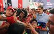Nicolás Maduro (d), posando con simpatizantes durante una cumbre virtual con jefes de Estado de la Alianza Bolivariana para los Pueblos de Nuestra América (ALBA). EFE