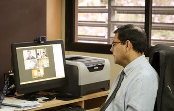 El viceministro de Comercio, Pedro Mancuello, hoy durante la reunión virtual realizada sobre la ley de bolsas plásticas.