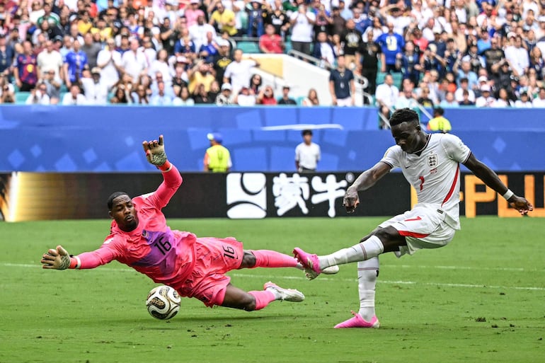 El delantero de Inglaterra Bukayo Saka remata y falla una oportunidad durante el partido por el tercer puesto del torneo de fútbol de la Copa Mundial 2026 entre Francia e Inglaterra en el Miami Stadium de Miami.