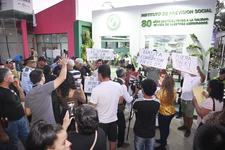Una docena de manifestantes se presentaron frente al stand del IPS, en la Expo. La movilización se desarrolló en el último día de la muestra.