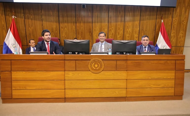 El ministro del Minna, Walter Giménez, el vicepresidente de la CBP, Silvio "Beto" Ovelar y el director de la CBP, Ramón Duette. (Foto: Gentileza Congreso Nacional).
